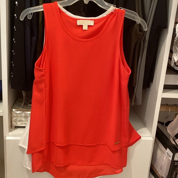 Micheal Kors beautiful flowing top with back split pleat - Picture 3 of 4